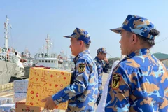 Transporting Tet gifts onto the ship (Photo: VNA)