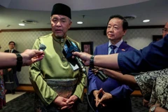 Malaysian Deputy Prime Minister Datuk Seri Dr Ahmad Zahid Hamidi (L) speaks at a press conference with Vietnamese Deputy Prime Minister Tran Hong Ha (Photo: Bernama)