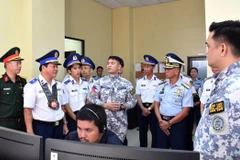 The Vietnam Coast Guard delegation visits the Maritime Operations Centre of the Coast Guard District Central Visayas in Cebu, the Philippines. (Photo: VNA)