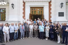 Russian military experts who provid support for Vietnam during wartime pose for a photo at the get-together. (Photo: Voice of Vietnam)