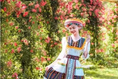 A visitor enjoys the landscape of the Rose Festival 2025 (Photo: Sun Group)