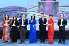 Vice State President Vo Thi Anh Xuan (C) presents the prize in the main “inspirational initiative” category to winners. (Photo: VNA)