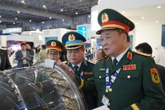 Deputy Defence Minister Senior Lieutenant General Hoang Xuan Chien (R) and other officers attend the Dubai Airshow 2025. (Photo: VNA)