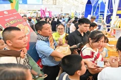Booths at the Autumn Fair 2025 attract crowds (Photo: nhandan.vn)