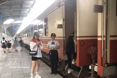 Checking tickets before passengers board the train at Hai Phong Station. (Photo: VNA)