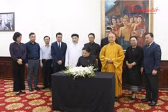 VFF Central Committee's Vice President and Secretary-General Ha Thi Nga signs the condolence book for Lao National Assembly President Xaysomphone Phomvihane. (Photo: daidoanket.vn) 