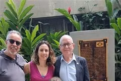 Secretary-General of the Brazil-Vietnam Friendship Association Pedro Oliveira, together with his daughter and granddaughter at the memorial site dedicated to President Ho Chi Minh in Rio de Janeiro. (Photo: Brazil-Vietnam Friendship Association) 