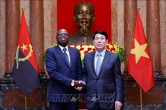 State President Luong Cuong (R) receives Angolan Ambassador Fernando Miguel on April 24, 2025. (Photo: VNA) 
