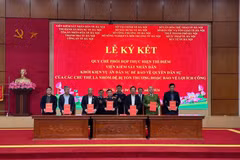 Representatives of Hanoi units sign a coordination mechanism for piloting public interest civil litigation (Photo: VNA)