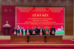 Representatives of Hanoi units sign a coordination mechanism for piloting public interest civil litigation (Photo: VNA)