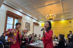 Two young talents who emerge from Yoshine Music Festival 2025 perform at the press conference on January 10. (Photo: cand.com.vn) 