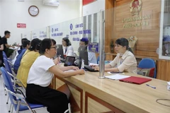 Officials at Kim Lien ward Public Service Centre receive and process administrative procedures for people. (Photo: VNA)