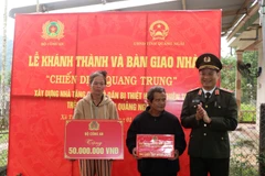 In addition to the newly built house under the Quang Trung Campaign, the family of Dinh Van Quan in Go Ro hamlet, Tay Tra commune, Quang Ngai province receives numerous gifts upon moving into their new home. (Photo: VNA) 