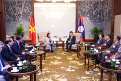 At the meeting between Politburo member and President of the Vietnam Fatherland Front (VFF) Central Committee Bui Thi Minh Hoai (L) and General Secretary of the Lao People’s Revolutionary Party (LPRP) Central Committee and President of Laos Thongloun Sisoulith (Photo: VNA)
