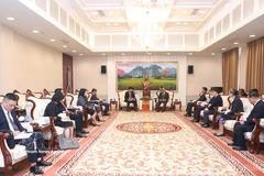 At the meeting between Vietnamese Deputy Minister of Foreign Affairs Nguyen Manh Cuong and Vilay Lakhamphong, Politburo member and Standing member of the Lao People's Revolutionary Party Central Committee’s Secretariat. (Photo: VNA)