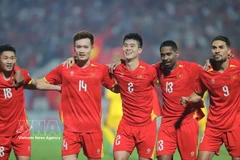 Do Duy Manh (C) celebrates with his teammates after scoring the opening goal in the 6th minute. (Photo: VNA) 