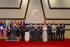 Delegates to the 27th meeting of the ASEAN – China Joint Cooperation Committee pose for a photo. (Photo: VNA)