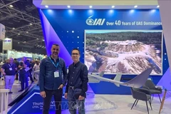 Vietnam’s Trade Counsellor in Israel Le Thai Hoa (R) at the Unmanned Vehicles Israel Defense (UVID) DroneTech exhibition. (Photo: VNA)