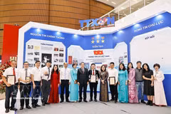 National Assembly Chairman Tran Thanh Man (9th from right) poses for a photo with VNA leaders and authors whose works win awards at the 20th National Press Awards. (Photo: VNA) 