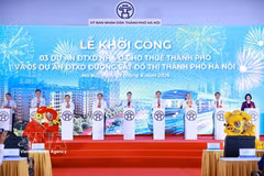 Prime Minister Le Minh Hung (C) and other delegates at the ground-breaking ceremony of the three large-scale rental housing projects and five metro line projects in Hanoi. (Photo: VNA)