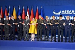 Vietnamese Foreign Minister Le Hoai Trung (fifth from left) poses for a group photo with ASEAN foreign ministers ahead of the ASEAN Foreign Ministers’ Retreat in Cebu, the Philippines. (Photo: VNA)