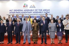 National Assembly Chairman Tran Thanh Man (fourth from right, first row) and other delegates pose for a photo (Photo: VNA)