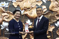 Vietnamese Ambassador to Cambodia Nguyen Minh Vu (R) presents the Friendship Order to former Cambodian Ambassador to Vietnam Chea Kimtha. (Photo: VNA)