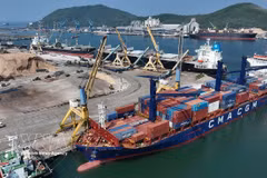 Containers are unloaded at Nghi Son International Port in Nghi Son ward, Thanh Hoa province. (Photo: VNA)