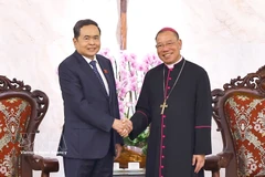 National Assembly Chairman Tran Thanh Man (L) extends his best wishes of peace, good health and God’s blessings to Archbishop Vu Van Thien. (Photo: VNA)