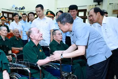 Prime Minister Le Minh Hung (R) talks with invalids and sick soldiers receiving treatment at Kim Bang Invalids Nursing Centre in Ninh Binh province. (Photo: VNA) 