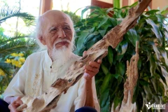 Now 98 years old, Dinh Cong Anh remains sharp-minded and vividly recounts his first days in the agarwood trade. (Photo: vietnamnet.vn)