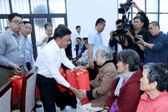 Politburo member and Permanent member of the Party Central Committee’s Secretariat Tran Cam Tu presents gifts to the elderly in Da Nang city on February 5. (Photo: VNA)
