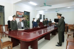The Security Investigation Agency of Hung Yen province executes a search warrant. (Photo: congan.hungyen.gov.vn) 