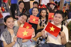 People from Ho Chi Minh City and neighbouring provinces gather on the sidewalks of Nam Ky Khoi Nghia street (District 3) to wait for the parade commemorating the 50th anniversary of the Liberation of the South and National Reunification (April 30, 1975 – 2025). Illustrative image (Photo: VNA)