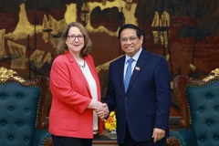 Prime Minister Pham Minh Chinh (R) receives Chair of the US-China Economic and Security Review Commission Reva Price in Hanoi on May 7. (Photo: VNA)