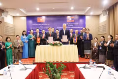 President of the Vietnam Academy of Social Sciences Le Van Loi (L) and President of the Lao National Academy of Politics and Public Administration Anouphap Tounalom exchange the MoU on scientific cooperation for the 2026-2030 period. (Photo: VNA)