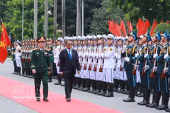 Deputy Prime Minister and Minister of National Defence General Phan Van Giang (L) and Malaysian Minister of Defence Dato’ Seri Mohamed Khaled bin Nordin inspect the guard of honour. (Photo: VNA)