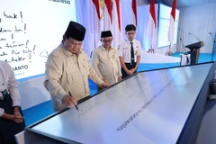 Indonesian President Prabowo Subianto uses an interactive flat panel. (Photo: VNA)