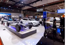 Visitors view BYD electric vehicles and technology at an auto exhibition in Vietnam. (Photo: vov.vn)