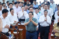 Prime Minister Pham Minh Chinh (C) meets with Can Tho voters (Photo: VNA)