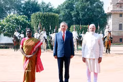 India’s President Droupadi Murmu (L) and Prime Minister Narendra Modi (R) co-chair the official welcome ceremony for General Secretary of the Communist Party of Vietnam Central Committee and State President To Lam (Photo: VNA)