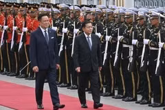 Thai Prime Minister Anutin Charnvirakul (left) and Myanmar President Min Aung Hlaing (centre) at the official welcome ceremony for the latter in Bangkok on August 6, 2026. (Photo: Kyodo/VNA)