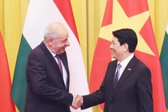 State President Luong Cuong (R) welcomes Hungarian President Sulyok Tamas in Hanoi on May 28. (Photo: VNA)