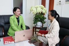 Trinh Ngoc Anh (L), Secretary of the Party Committee of Dai Son commune, talks to a Vietnam News Agency reporter (Photo: VNA)