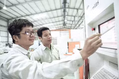 Vietnam aims to bring at least 100 leading Vietnamese experts back to the homeland to work by this August. (Photo: baodautu.vn)