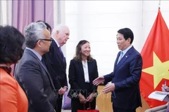 President Luong Cuong (R) meets with leaders of the Weatherhead East Asian Institute and the Vietnamese Studies Programme at Columbia University on September 24. (Photo: VNA)