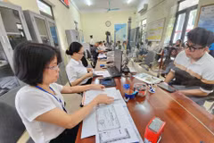 Civil servants handle administrative procedures at the Public Administrative Service Centre of Thien Loc commune in Hanoi. (Photo published by VNA)