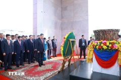 Party General Secretary To Lam and the high-level Vietnamese delegation lay wreaths at the Independence Monument (Photo: VNA)
