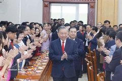 Party General Secretary To Lam is welcomed by staff of the Party Central Committee’s Office (Photo: VNA)