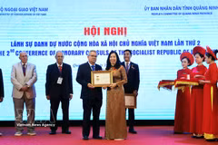 Deputy Minister of Foreign Affairs Le Thi Thu Hang (R) presents the “For the Cause of Vietnam’s Diplomacy” insignia and the Minister of Foreign Affairs’ certificates of merit to outstanding honorary consuls at the conference in Quang Ninh province on July 30. (Photo: VNA)